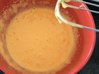 3、最“柔软”纸杯蛋糕☕—爆浆巧克力,稍微打发一下就可以啦。大概中速一分钟。