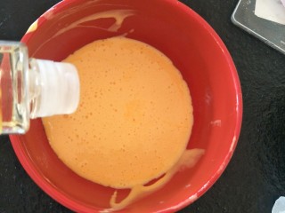 4、最“柔软”纸杯蛋糕☕—爆浆巧克力,加入植物油25g