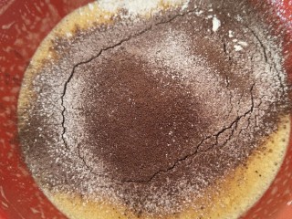 6、最“柔软”纸杯蛋糕☕—爆浆巧克力,过筛18g低粉+12g可可粉