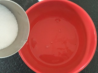 8、最“柔软”纸杯蛋糕☕—爆浆巧克力,蛋白分三次加入35克细砂糖。