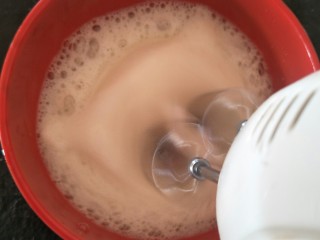 9、最“柔软”纸杯蛋糕☕—爆浆巧克力,打蛋器高速打五分钟。