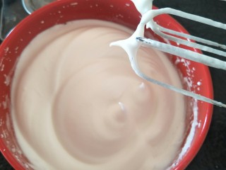 10、最“柔软”纸杯蛋糕☕—爆浆巧克力,打到干性发泡即可。提起打蛋器有直立的小尖角。