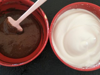 11、最“柔软”纸杯蛋糕☕—爆浆巧克力,准备把蛋黄蛋白混合。