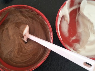 12、最“柔软”纸杯蛋糕☕—爆浆巧克力,把蛋白慢慢拌入蛋黄糊中。