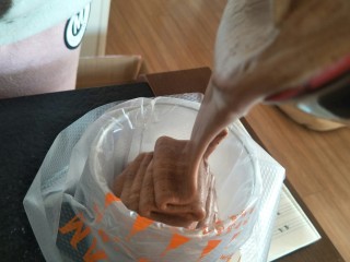 13、最“柔软”纸杯蛋糕☕—爆浆巧克力,倒入大号裱花蛋。