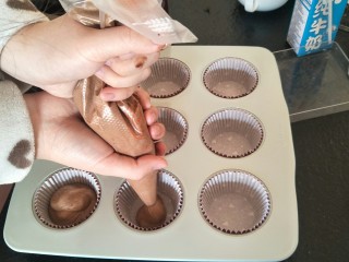 14、最“柔软”纸杯蛋糕☕—爆浆巧克力,挤入纸杯蛋糕模具。没有这种烤盘的话,也可以用硬纸杯来操作。????