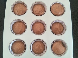 15、最“柔软”纸杯蛋糕☕—爆浆巧克力,面糊倒入杯子八分满。(配方的量是十个,但我是九连模具。剩下的我用硬纸杯蛋糕烤啦。)