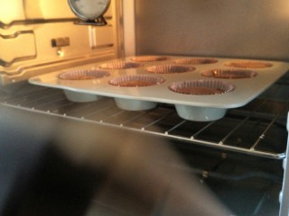 16、最“柔软”纸杯蛋糕☕—爆浆巧克力,放入烤箱。