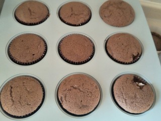 17、最“柔软”纸杯蛋糕☕—爆浆巧克力,一开始蛋糕会膨胀出烤箱后会有回缩是正常的,因为面粉含量低,支撑不住,但是我们后面会有奶油填补它,烤好后等冷却到室温,放入冰箱冷藏。