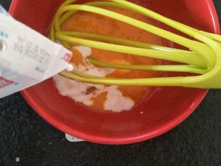 19、最“柔软”纸杯蛋糕☕—爆浆巧克力,加入15克牛奶。