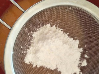 20、最“柔软”纸杯蛋糕☕—爆浆巧克力,过筛7克玉米淀粉。