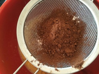 21、最“柔软”纸杯蛋糕☕—爆浆巧克力,一起过筛812克可可粉。