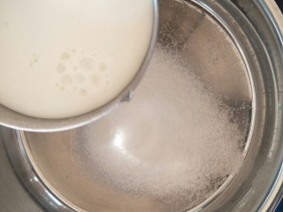 23、最“柔软”纸杯蛋糕☕—爆浆巧克力,奶锅中加入20克细砂糖