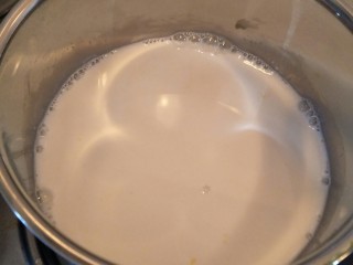 24、最“柔软”纸杯蛋糕☕—爆浆巧克力,小火煮牛奶煮至边缘冒小泡泡,不要煮沸。