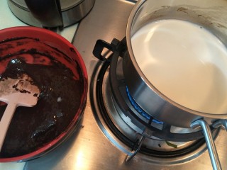 25、最“柔软”纸杯蛋糕☕—爆浆巧克力,把加热好的牛奶马上冲入蛋黄巧克力糊中。