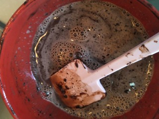 26、最“柔软”纸杯蛋糕☕—爆浆巧克力,马上搅拌均匀。会有一点小面糊