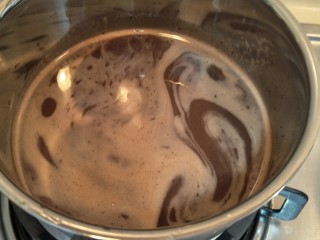 27、最“柔软”纸杯蛋糕☕—爆浆巧克力,重新过筛充入奶锅中。