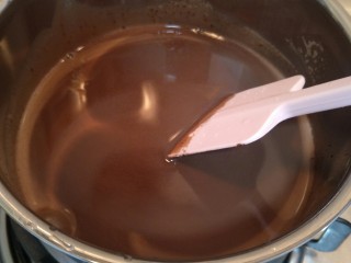 28、最“柔软”纸杯蛋糕☕—爆浆巧克力,慢慢搅拌,小火慢慢煮熬巧克力卡仕达酱。