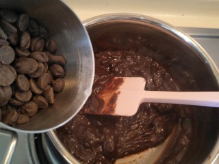 30、最“柔软”纸杯蛋糕☕—爆浆巧克力,倒入50克黑巧克力。