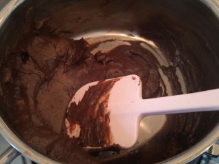 31、最“柔软”纸杯蛋糕☕—爆浆巧克力,用于温黑巧克力融化。拌匀。,巧克力卡仕达酱完成。