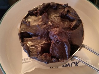 32、最“柔软”纸杯蛋糕☕—爆浆巧克力,重新放回小碗里冷藏待用。不着急的话,盖章保鲜膜放在冰箱里冷藏一个钟头。