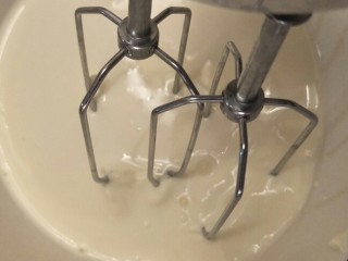 33、最“柔软”纸杯蛋糕☕—爆浆巧克力,碗中倒入120克淡奶油。