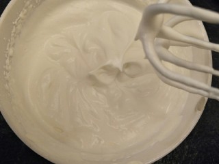 34、最“柔软”纸杯蛋糕☕—爆浆巧克力,打发到7分有但是不要打到可以裱花的状态。