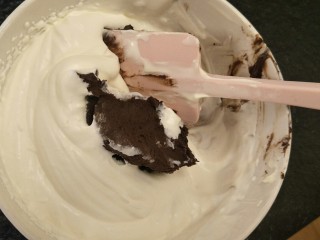 35、最“柔软”纸杯蛋糕☕—爆浆巧克力,按入冷藏好的巧克力酱。