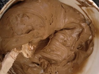 36、最“柔软”纸杯蛋糕☕—爆浆巧克力,搅拌均匀。