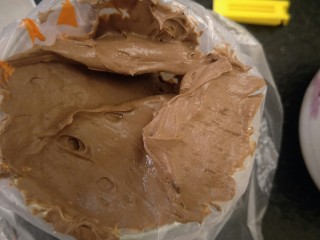 37、最“柔软”纸杯蛋糕☕—爆浆巧克力,放入裱花袋。