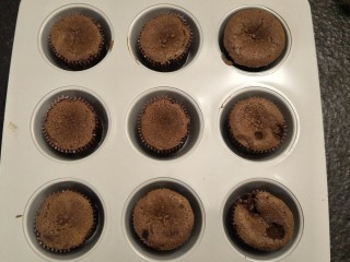 38、最“柔软”纸杯蛋糕☕—爆浆巧克力,蛋糕从冷藏拿出来。