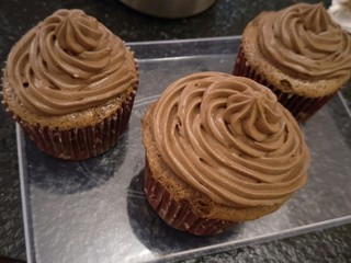 41、最“柔软”纸杯蛋糕☕—爆浆巧克力,挤好奶油后可以马上吃,但放入冰箱冷藏柜冷藏两个钟头后风味食用更佳。