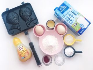 1、鲷鱼烧,食材准备：低筋面粉100克 鸡蛋2个 牛奶70克 红豆沙适量（现炒的所以没有放图片）泡打粉1小勺 红曲粉1小勺（可以用可可粉代替）玉米淀粉20克 蜂蜜30克 白砂糖30克 色拉油20克