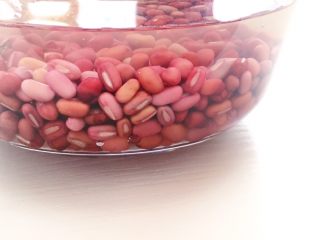 3、鲷鱼烧,浸泡好之后的红豆颗粒饱满