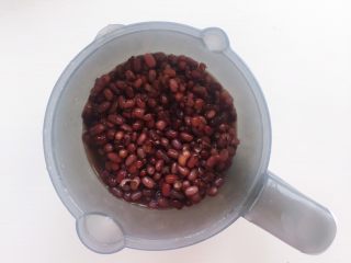 7、鲷鱼烧,将煮好的红豆（舀一勺红豆水一起）放入辅食机