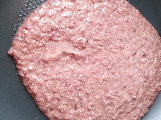 9、鲷鱼烧,平底锅烧热倒入打好的红豆泥（不需要加油哦 ）