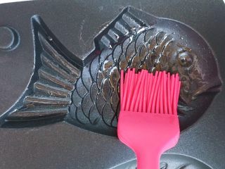 26、鲷鱼烧,鲷鱼烧模具刷一层薄薄的油