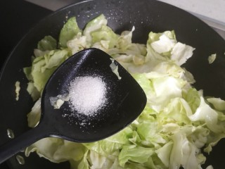 1、炝炒卷心菜,放糖