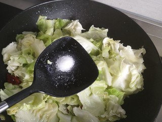 2、炝炒卷心菜,放盐