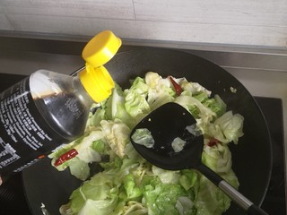 3、炝炒卷心菜,生抽多一些