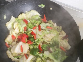 4、炝炒卷心菜,炒软后放入青红椒