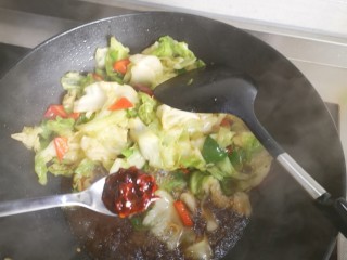 5、炝炒卷心菜,一勺豆瓣酱