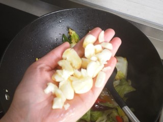 6、炝炒卷心菜,放入蒜头