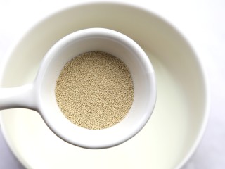 2、奶香小馒头【无水无油平底锅版】,将酵母加入牛奶。