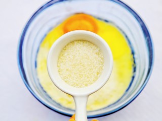 5、奶香小馒头【无水无油平底锅版】,加入白糖。