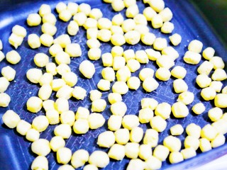 12、奶香小馒头【无水无油平底锅版】,热锅小火,不用放油,将切好的小馒头放入锅中煎至两面金黄,中途记得翻面,香香的奶香小馒头就出锅啦。