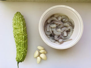 1、苦瓜炒虾仁,所有用到的食材(姜片忘记入镜了)都在这里了;