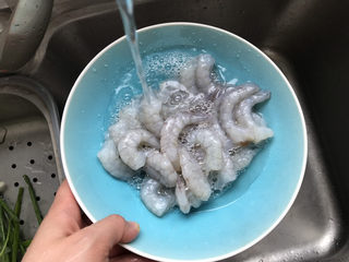 2、苦瓜炒虾仁,虾仁用清水冲洗干净备用;