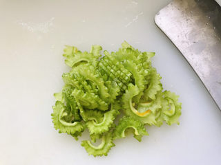 3、苦瓜炒虾仁,苦瓜洗净去籽切片,沸水加盐焯1-2分钟捞出备用;