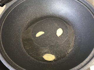 6、苦瓜炒虾仁,起锅烧油放入姜片煎出香味儿;